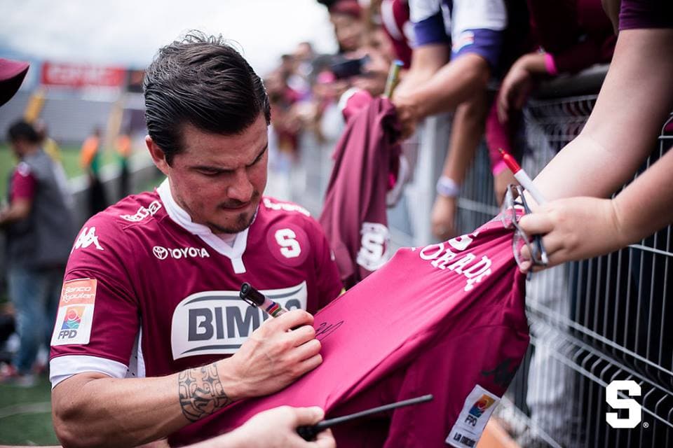 Gabriel Badilla con la camiseta del Saprissa